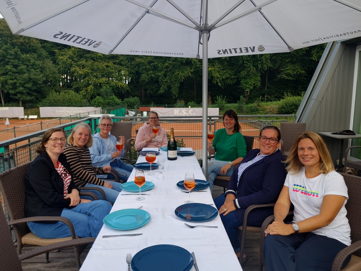 GRUPPENZWEITER- DAMEN 40 hält Bezirksklasse